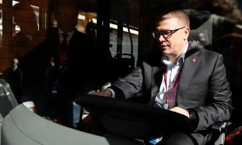 После жалоб на очереди чиновники объявили ежедневные проверки остатков топлива, срочный вывод дополнительных бензовозов, приоритет для экстренных служб и полицейские патрули на заправках. Эксперты отмечают, что такие меры вряд ли быстро увеличат поставки.