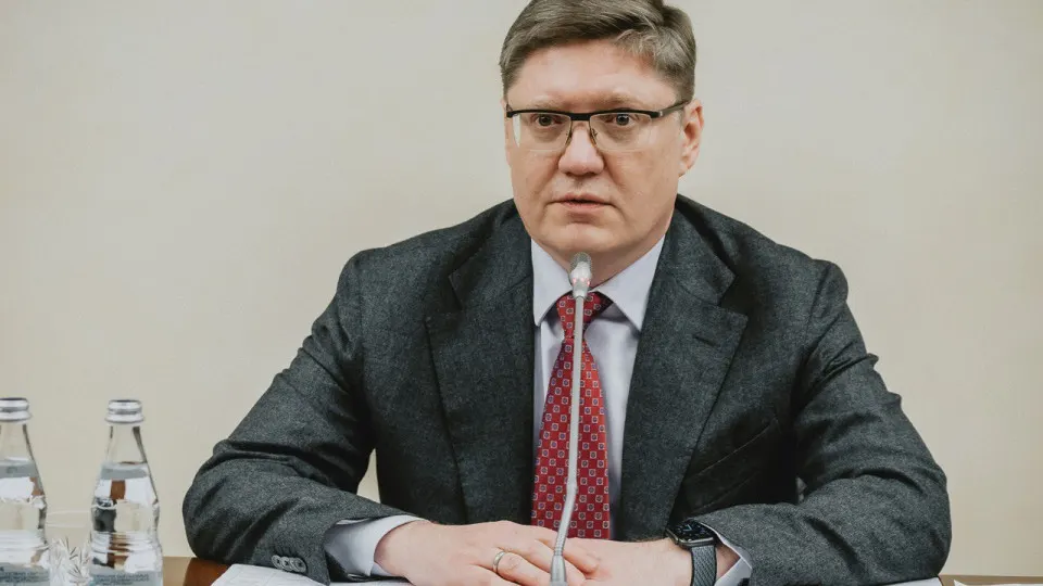 Заместитель главы фракции «Единая Россия» связал недовольство поставками топлива с ударами по НПЗ и пообещал скорое решение проблемы. Аналитики фиксируют резкое падение переработки нефти, по всей стране введены лимиты, на АЗС образовались очереди и зарегистрированы трагические инциденты.