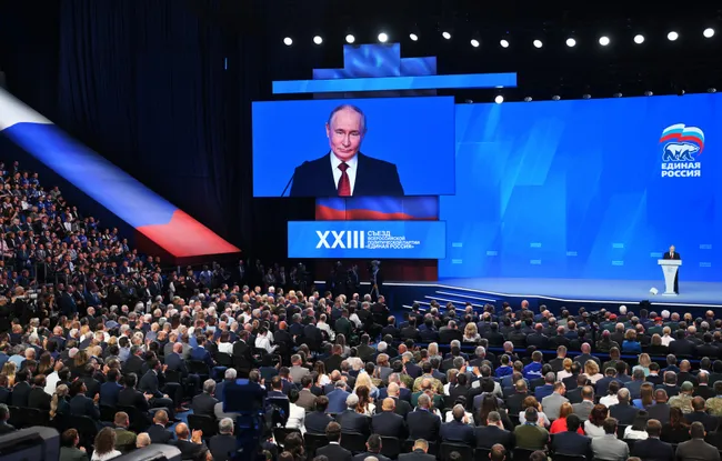 Администрация президента несколько раз корректировала KPI для «Единой России»: от первоначальных 55–60% до 50%, а к середине июля — примерно до 45%. Смягчение требований объясняют падением рейтингов и экономическими проблемами, при этом в ряде регионов ожидания останутся выше.