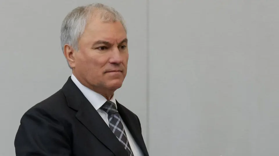 Спикер Госдумы призвал приоритетно развивать городской электротранспорт, глава транспортного комитета посоветовал водителям терпение из‑за очередей на АЗС. Ограничения на топливо действуют почти по всей стране, а удары по топливной инфраструктуре снизили производство бензина.