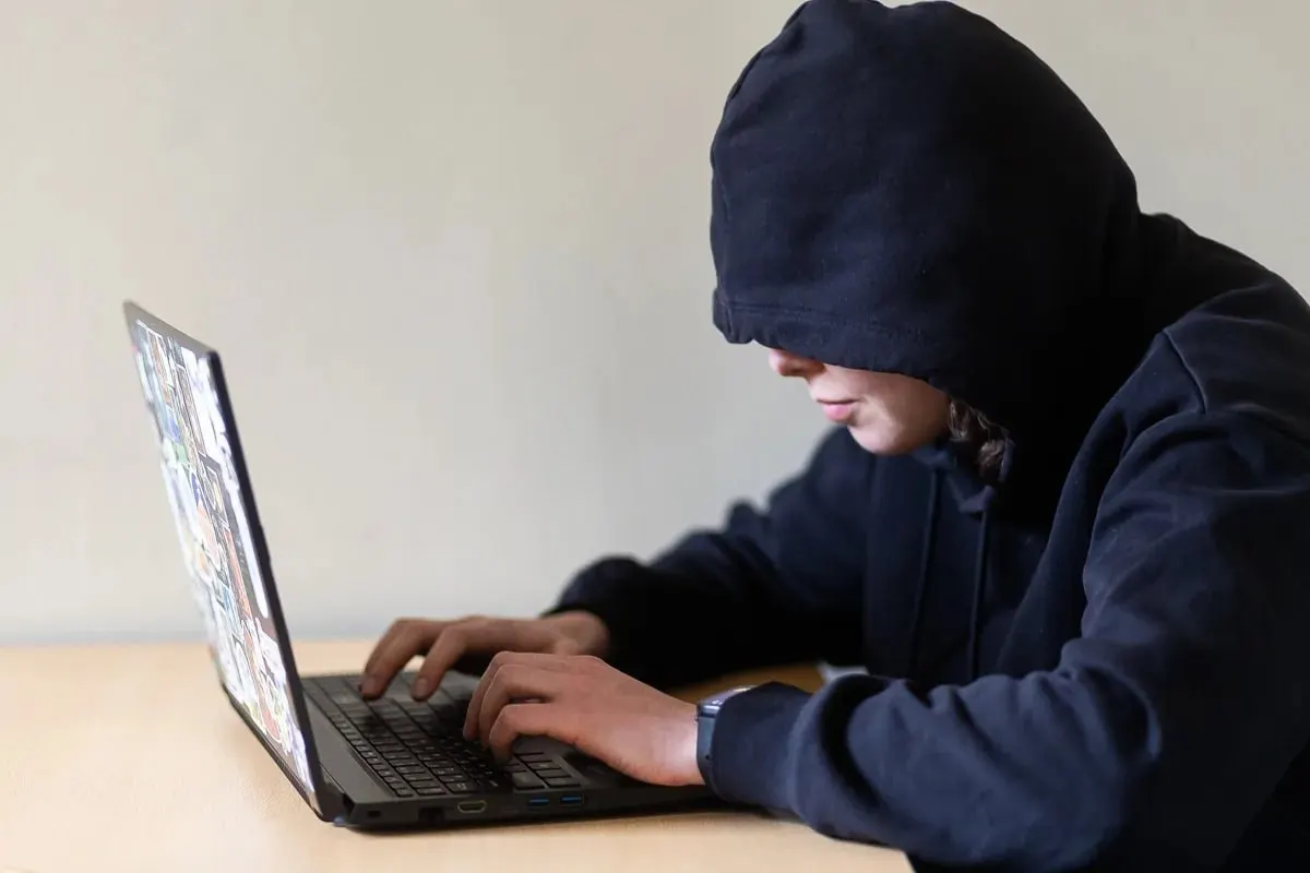 Законопроект предлагает через суд запрещать преследователю приближаться, посещать места жизни и работы пострадавшего и связываться с ним, в том числе в сети; документ направлен в правительство, возможная дата вступления — 1 января 2027 года.