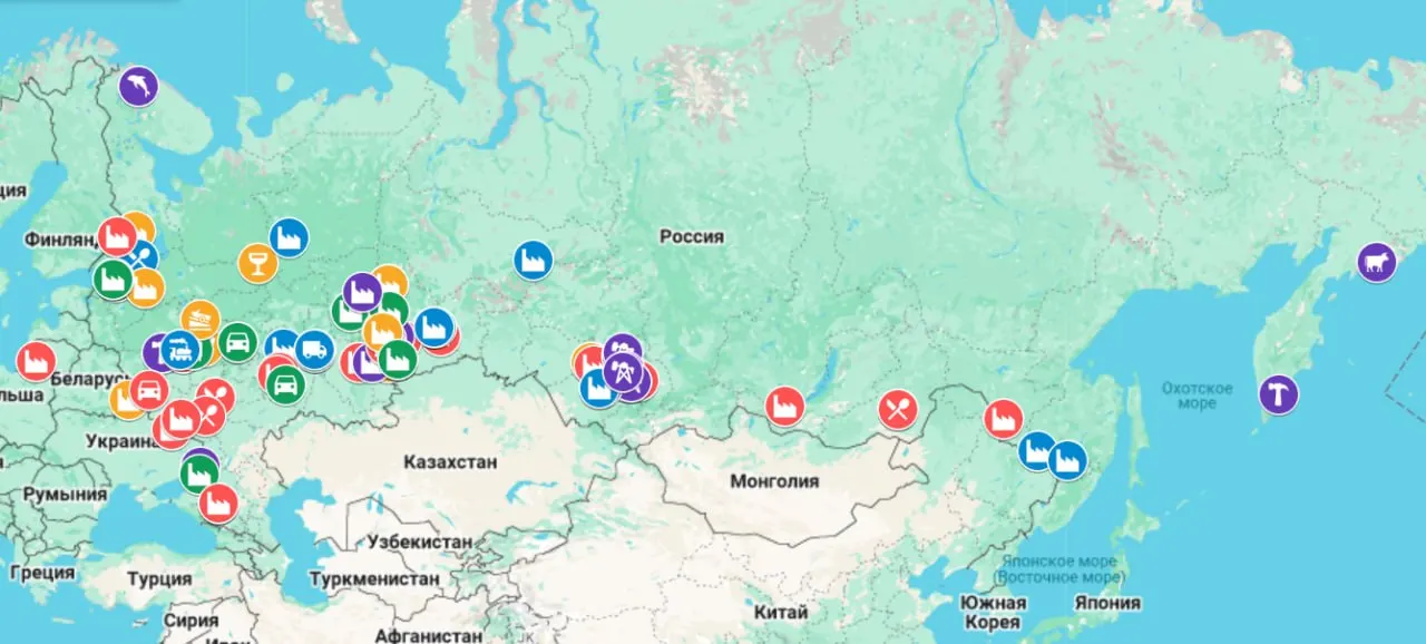 Интерактивная карта фиксирует остановки производств, задержки зарплат, массовые увольнения и перевод сотрудников на неполный рабочий день по всей стране. Данные собирают через бот и проверяют перед внесением на карту.