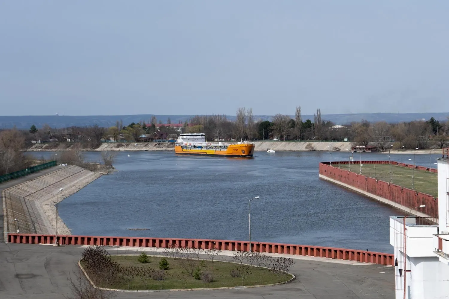 Из‑за ударов беспилотников по танкерам движение по каналу приостановлено — это может затронуть до четверти экспорта пшеницы и вызвало перебои с поставками топлива в Крыму.