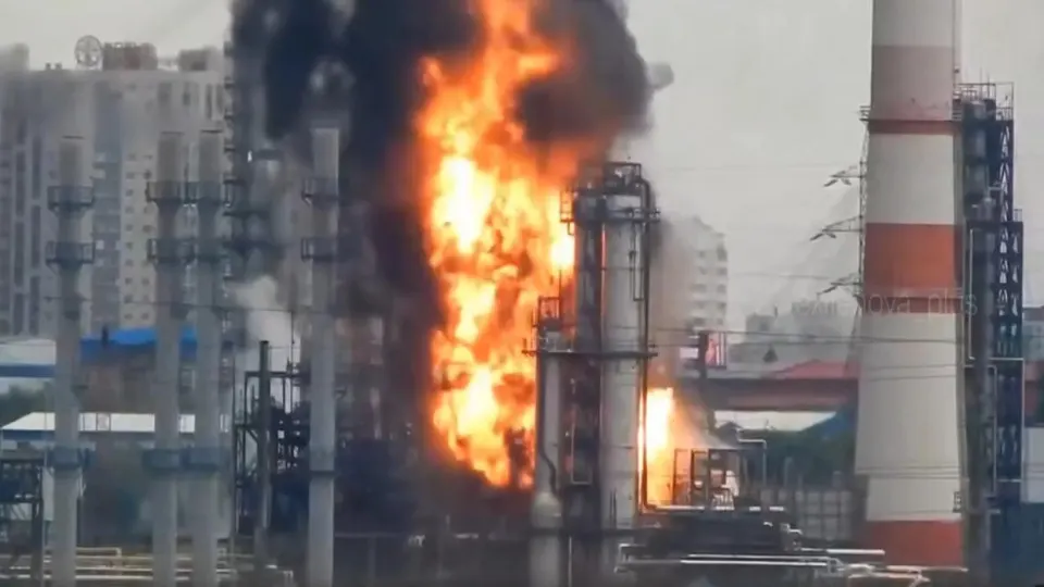 Остановки крупных нефтеперерабатывающих заводов после атак дронов привели к дефициту автобензина: производство сократилось, ежедневный недостаток оценивают в 40–45 тыс. тонн. Улучшение ожидают во второй половине июля за счёт перезапуска заводов и импортных поставок.