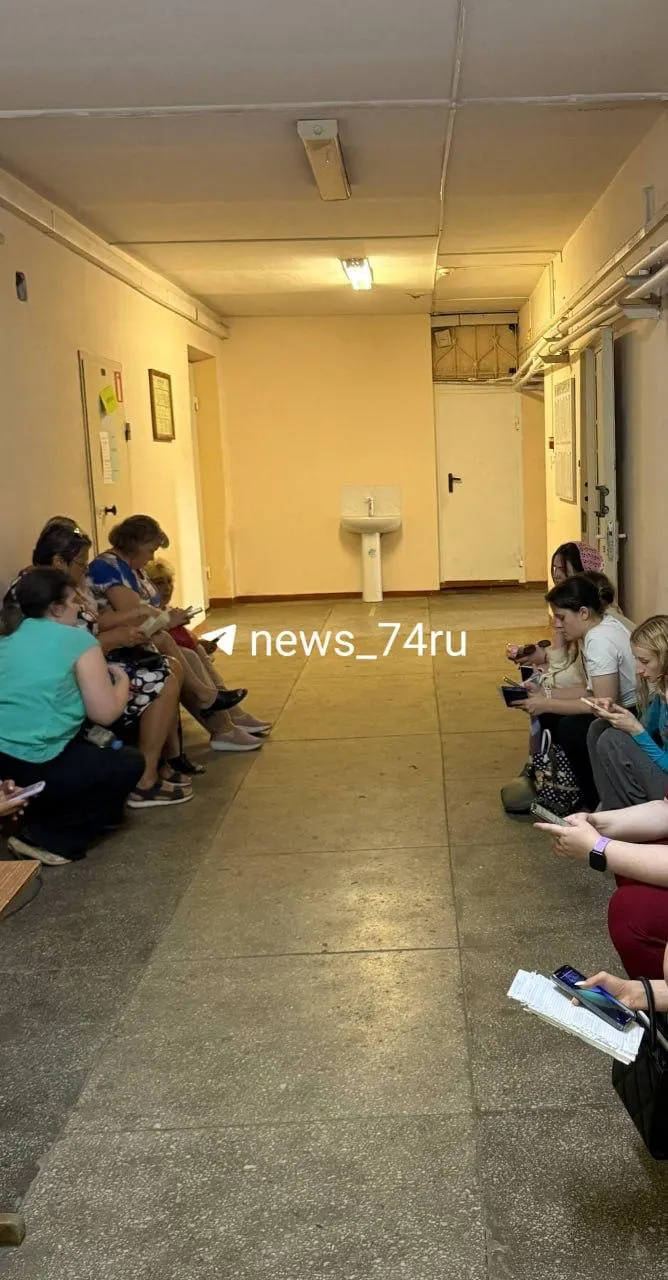 Сирены зафиксировали в нескольких городах региона после объявления о беспилотной опасности; в ряде учреждений людей спустили в подвалы или на цокольные этажи, в аэропорту задержаны рейсы.