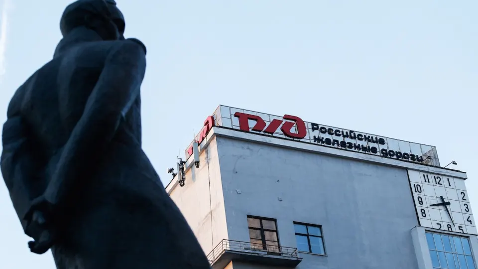 Индексация тарифов РЖД перенесена на 1 октября — власти надеются поддержать монополию, столкнувшуюся с ростом долга, падением грузоперевозок и значительным сокращением прибыли.