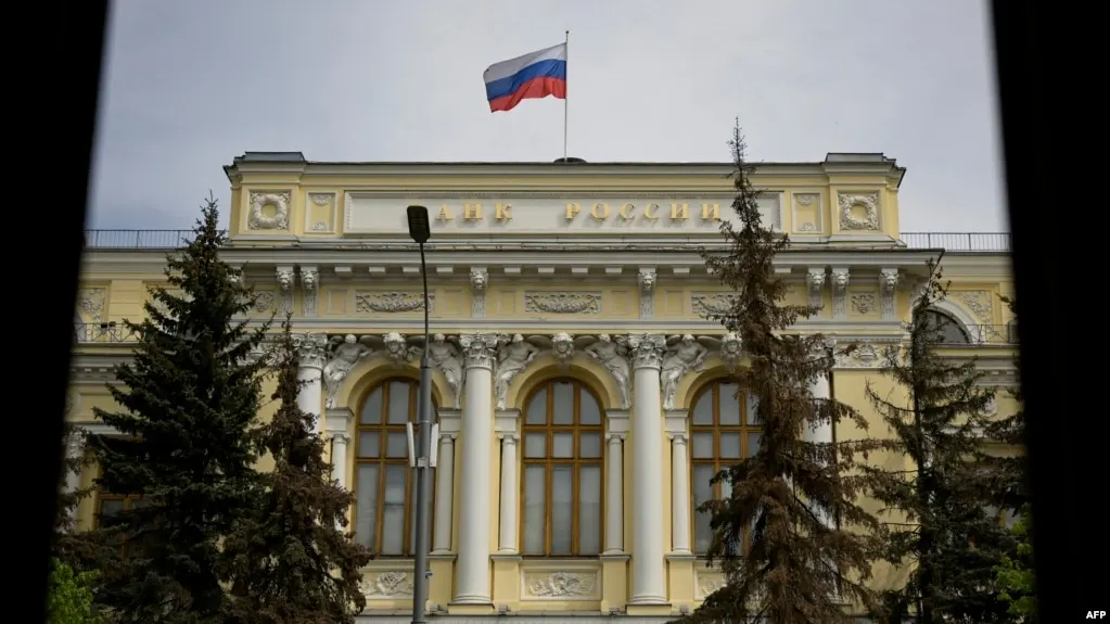 Центральный банк расширил перечень криптовалют, доступных на биржах, ввёл лимиты для неквалифицированных инвесторов и сообщил о вступлении закона о цифровых валютах в силу в 2026 году.
