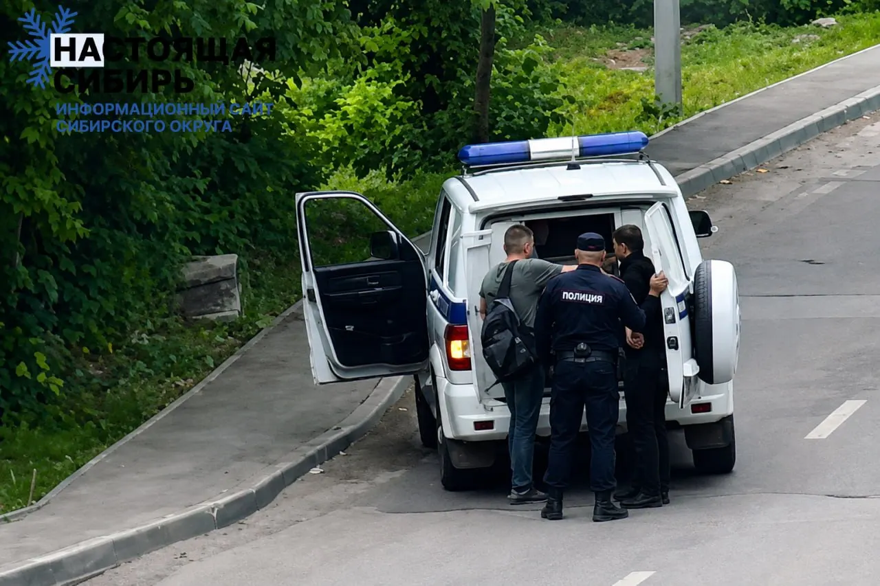 За первые шесть месяцев 2026 года число контрактников уменьшилось — около 200 тысяч заключили договор с Минобороны. Одновременно госорганизации и компании наращивают поиск специалистов по мобилизационному учёту, в некоторых регионах фиксируют подготовку к особому режиму.