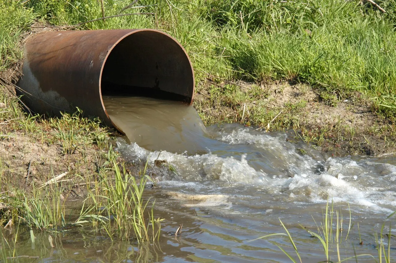 Законопроект об освобождении водоканалов от уплаты экологического ущерба обсуждают в парламенте; Минприроды поддерживает идею с доработками, Счетная палата отмечает несоответствия.