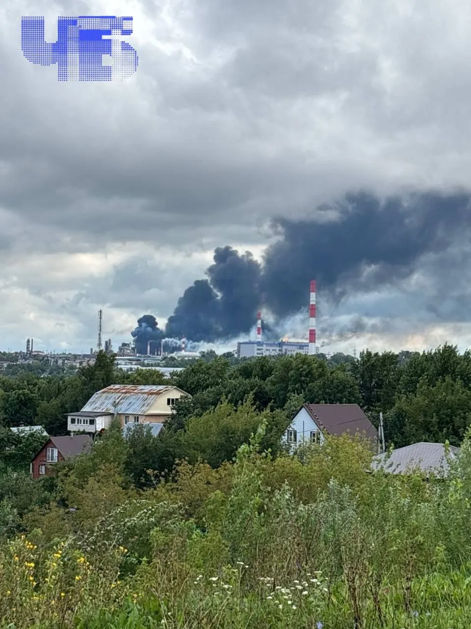Сегодня по нефтеперерабатывающему заводу в Уфе нанесён удар с использованием беспилотников. В ряде ближайших регионов, в том числе в Челябинской области, введён режим «беспилотной опасности». Сведения о пострадавших и повреждениях уточняются.