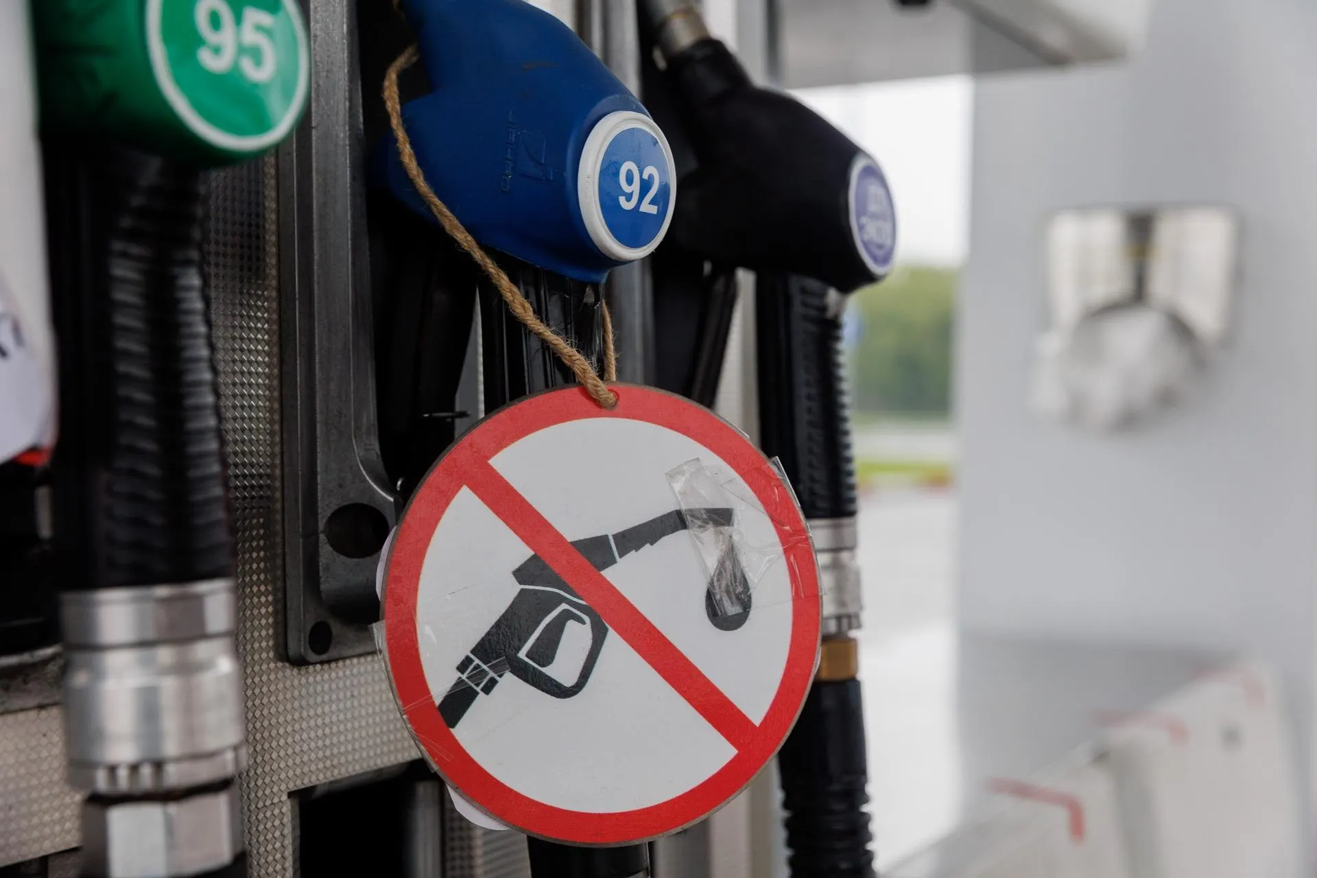 Август может принести сложности на рынке топлива в стране, несмотря на снижение очередей на заправках.