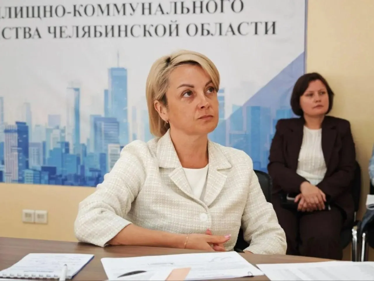 Губернатор подписал документы о расторжении контракта с министром ЖКХ и утвердил нового руководителя ведомства; также объявлены кадровые перестановки в правительстве региона.