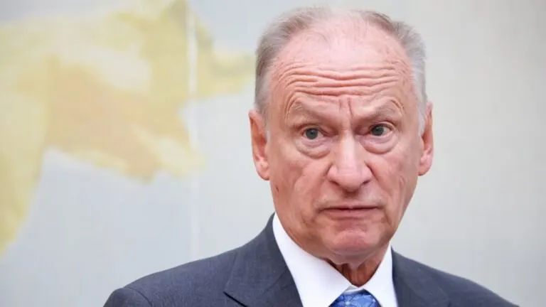 Патрушев заявил, что в случае военного столкновения с Россией Москва применит весь имеющийся арсенал, и речь может идти о быстрой утрате государственности Польши; он crítico также отметил недооценку российской мощи со стороны Польши.