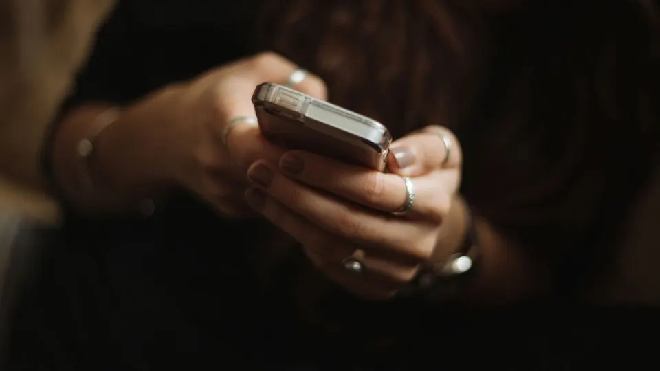 Росмолодежь расширяет мониторинг соцсетей и выявление опасного контента. В регионе Магнитогорск описываются примеры применения ЦИСМ для профилактики и контроля онлайн-обсуждений.