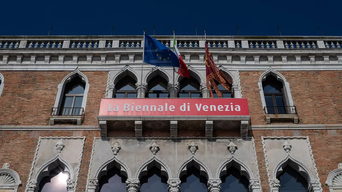 Еврокомиссия прекратила финансирование Венецианской биеннале современного искусства грантом в размере 2 млн евро, выразив политическое несогласие с участием официального павильона России.