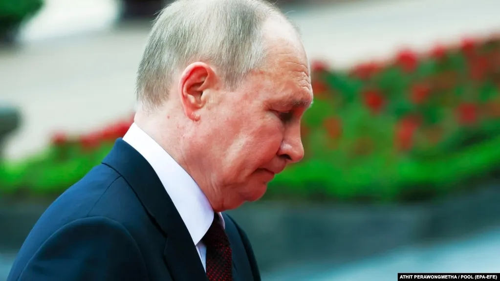 Семь недель подряд снижается одобрение деятельности Владимира Путина и уровень доверия к нему, следует из свежих данных ВЦИОМ и ФОМ.