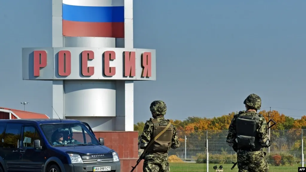 МВД России подготовило поправки, которые позволят не выдавать иностранным государствам людей, уже находящихся в международном розыске, если им предоставлено любое из видов убежища в РФ, включая политическое. Новые правила могут затронуть, в том числе, обвиняемых за рубежом в шпионаже, кибератаках или разжигании розни, но получивших защиту в России.