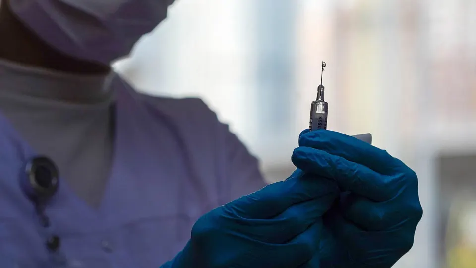 Российские ученые разрабатывают генотерапевтический препарат, который блокирует рецептор, запускающий старение клеток. Проект реализуется в рамках нацпроекта «Новые технологии сбережения здоровья» и рассматривается как одно из самых перспективных направлений продления активного долголетия.