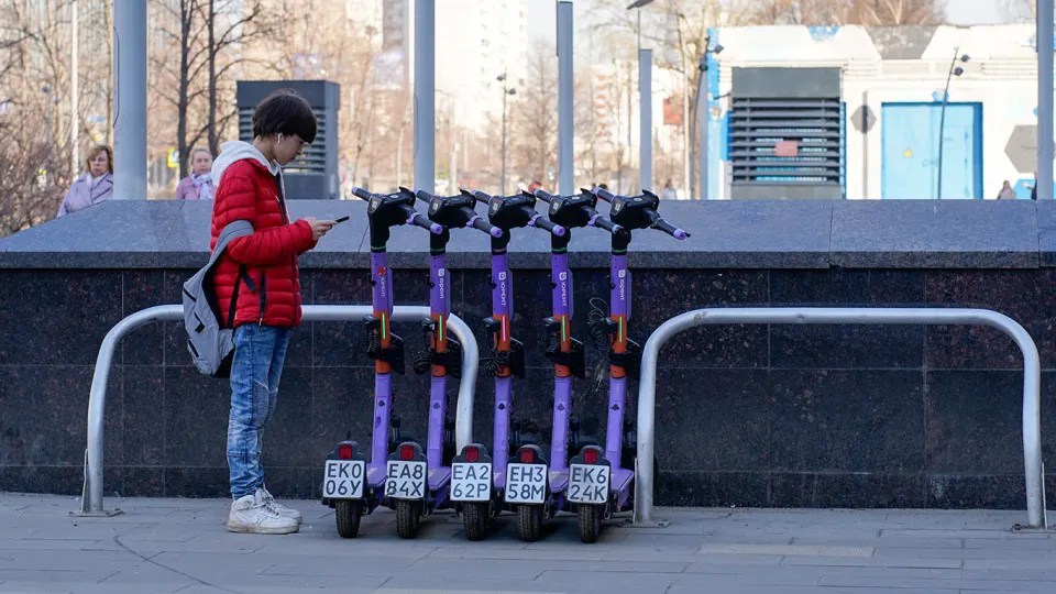 Столичный профильный вуз предлагает сделать государственный мессенджер Max единственной точкой доступа к сервисам аренды электросамокатов и использовать его для контроля всех пользователей средств индивидуальной мобильности.