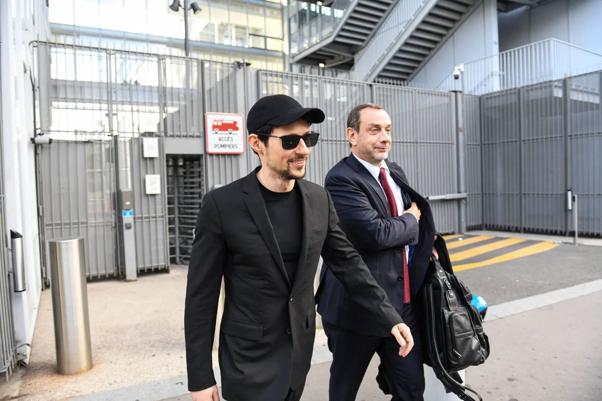 Основатель Telegram опубликовал сгенерированную ИИ песню о блокировках и обходе цензуры, а также рассказал о получении письма со статусом «подозреваемый» на фоне усиливающегося давления на мессенджер в России.