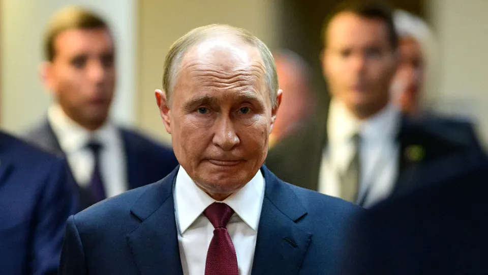 После серии ударов по нефтяной инфраструктуре в Туапсе и распространения токсичного смога на сотни километров власти публично почти не комментируют происходящее, тогда как экологи называют ситуацию крупнейшей экологической катастрофой для российского побережья Черного моря.