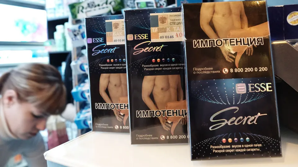 В Госдуме рассматривают идею пожизненного запрета на курение для поколений, родившихся после 2008 года, опираясь на британский опыт создания «поколения без табака», а также готовят инициативы по ограничению ввоза электронных сигарет и вейпов.