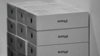 У российских продавцов скопились крупные запасы дорогих смартфонов Apple и Samsung: спрос на электронику снижается, поэтому ритейлеры вынуждены распродавать технику с ощутимыми скидками.