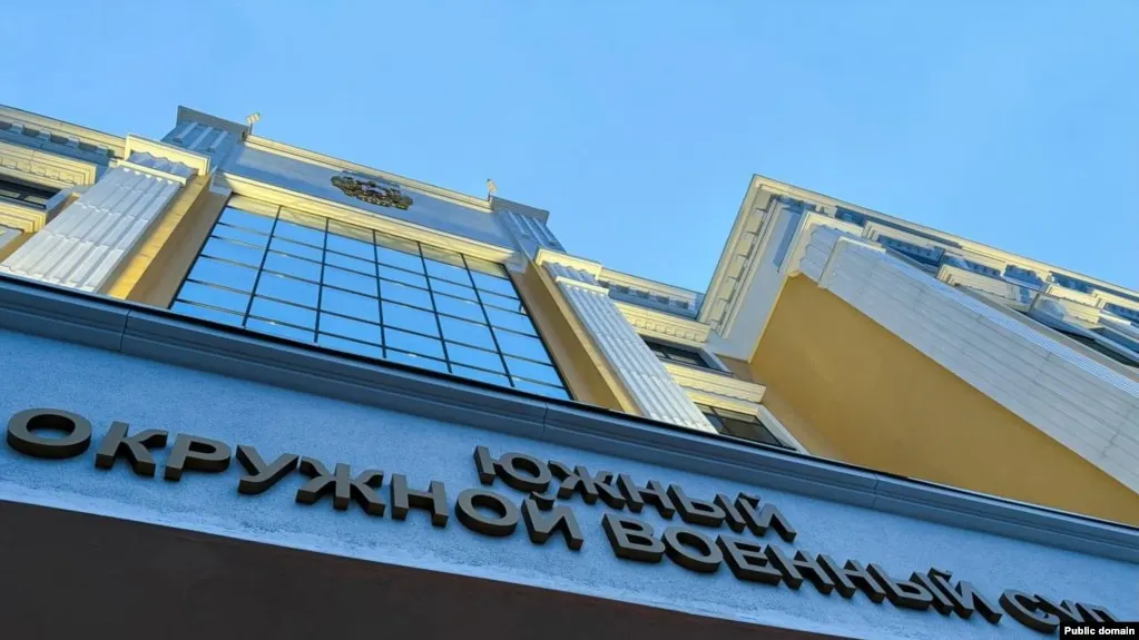 Южный окружной военный суд приговорил трёх молодых людей к срокам от восьми до 10 лет лишения свободы по делу о подготовке поджога военкоматов в Ростове-на-Дону; с начала войны в Украине подобные дела всё чаще квалифицируют как теракты и диверсии, уголовная ответственность за них ужесточена.