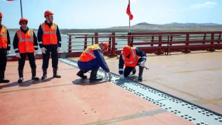 На российско-северокорейской границе завершена стыковка пролетов автомобильного моста через реку Туманную. Ввод объекта в эксплуатацию ожидается летом и, по оценкам властей, должен упростить логистику, увеличить товарооборот и поддержать развитие приграничных территорий.