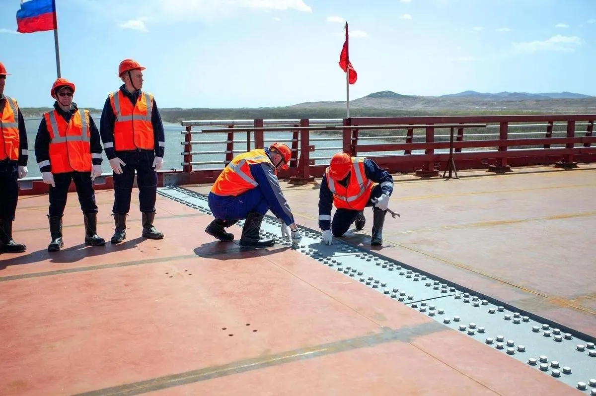 К июню 2026 года на границе России и КНДР планируется открыть первый прямой автомобильный мост через реку Туманная, который должен усилить торговлю и упростить логистику между странами.