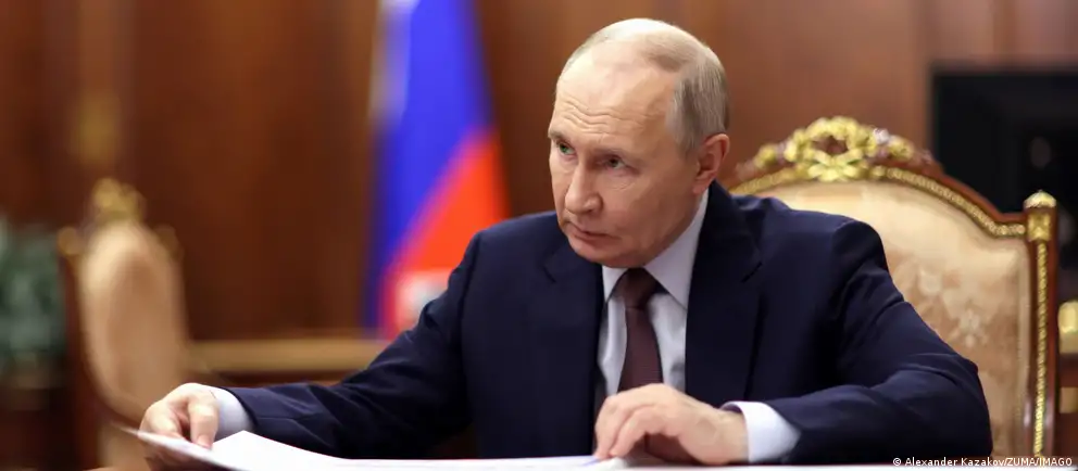 Президент России подписал закон, который освобождает власти от контроля за сделками чиновников и их семей, совершёнными до назначения на должность и до регистрации брака, а также меняет порядок декларирования доходов госслужащих.