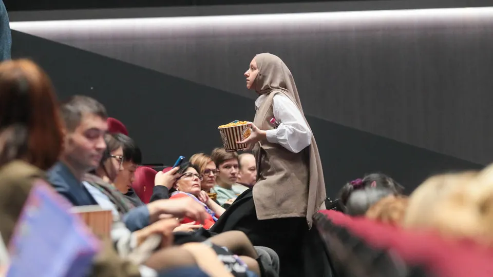 Ассоциация владельцев кинотеатров и российские кинокомпании призвали с 30 апреля по 11 мая не показывать в кинотеатрах иностранные фильмы без прав и прокатных удостоверений, чтобы поддержать отечественные релизы.