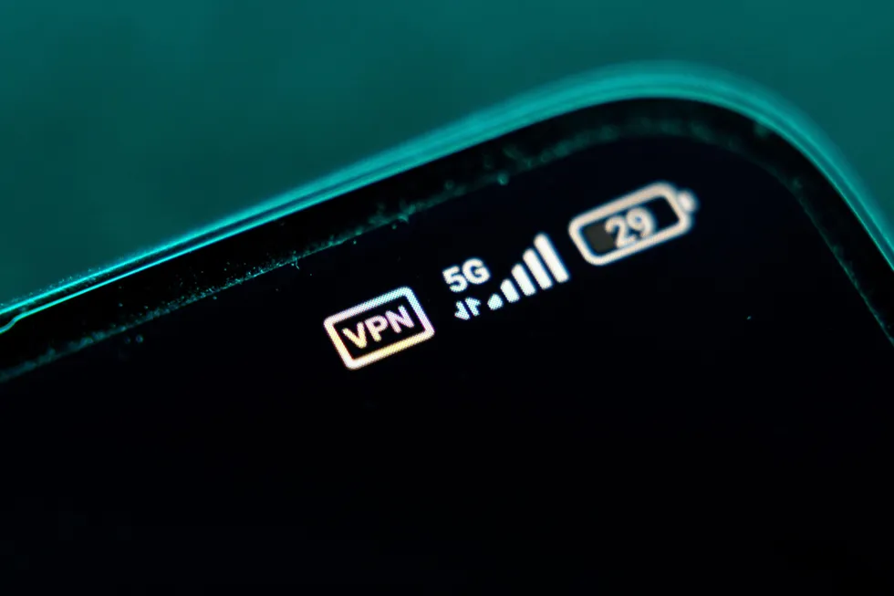 Ассоциация «Отечественный софт» направила в правительство письмо с критикой нынешних блокировок и ограничений VPN, заявив, что они вредят работе интернета в России и ИТ-отрасли, и предложила создать совместный орган с участием профессионального сообщества для выработки новой, более взвешенной политики.