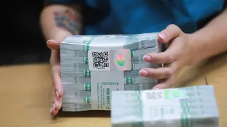 Из‑за перебоев с мобильным интернетом, более частых блокировок карт и планов ужесточить контроль переводов россияне за одну неделю сняли со счетов около 240 млрд рублей, резко нарастив объем наличных в обращении.