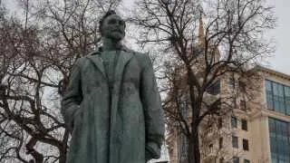 Президент России подписал указ о присвоении Академии ФСБ имени Феликса Дзержинского, основателя ВЧК и организатора красного террора. Решение подчеркивает преемственность спецслужб и вызывает новые споры вокруг фигуры «Железного Феликса».