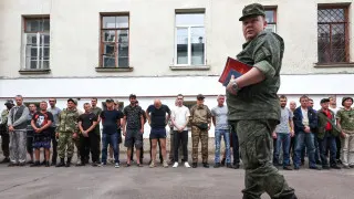 Минобороны подготовило поправки в закон «О статусе военнослужащих», позволяющие проводить проверки на алкоголь непосредственно в воинских частях с помощью экспресс‑тестов, без обязательной доставки в медучреждения.