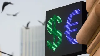 Официальный курс доллара опустился ниже 75 рублей и обновил минимум с февраля 2023 года. Укреплению рубля способствуют высокие цены на нефть, рост экспортной выручки и приостановка бюджетного правила.