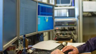 Минцифры предложило ввести штрафы для ведомств и госкомпаний, которые не успеют перейти на российское ПО и доверенные программно‑аппаратные комплексы на объектах критической инфраструктуры к 2030 году.