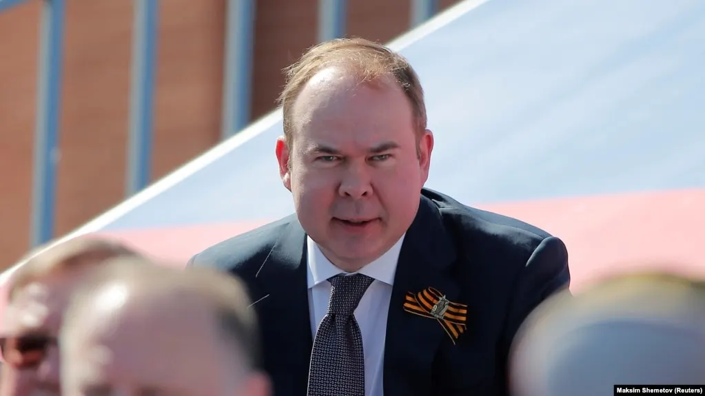 Мать главы администрации президента Антона Вайно и мать первого вице-премьера Дениса Мантурова получили крупные доходы, выдавая многомиллионные займы оборонной группе «Сфера» и получая обратно проценты и права требования по долгам.