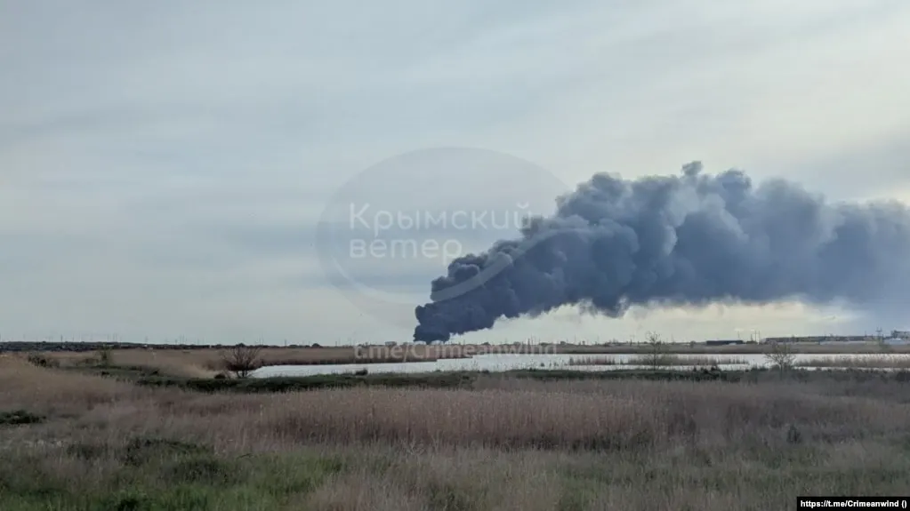 В ночь на четверг беспилотники атаковали объекты нефтяной и энергетической инфраструктуры в Самарской и Нижегородской областях, аннексированном Крыму и Туапсе: есть погибший и пострадавшие, зафиксированы крупные пожары на нефтеперерабатывающих и нефтеперекачивающих объектах.