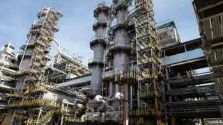 Сызранский нефтеперерабатывающий завод приостановил переработку нефти из‑за повреждений оборудования после атаки БПЛА; простаивают ключевые установки, а власти усиливают контроль за производством и ценами на топливо.