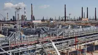 Атаки дронов привели к остановке переработки нефти на Новокуйбышевском, Туапсинском, НОРСИ, Саратовском и Киришском нефтеперерабатывающих заводах, что может отразиться на рынке топлива.