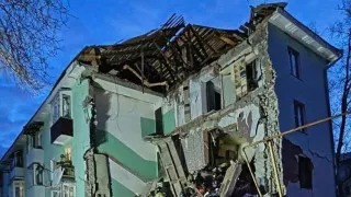 В Сызрани во время массированной атаки беспилотников один из дронов попал в четырехэтажный жилой дом: частично обрушился подъезд, из‑под завалов спасены дети и взрослые. Еще один беспилотник ударил по десятиэтажке, произошел пожар и была проведена эвакуация.