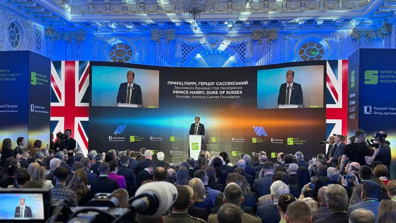 Принц Гарри, прибывший в Украину как частное лицо, во время выступления в Киеве призвал Владимира Путина прекратить войну и напомнил США об обязательствах по защите украинского суверенитета после отказа страны от ядерного оружия.
