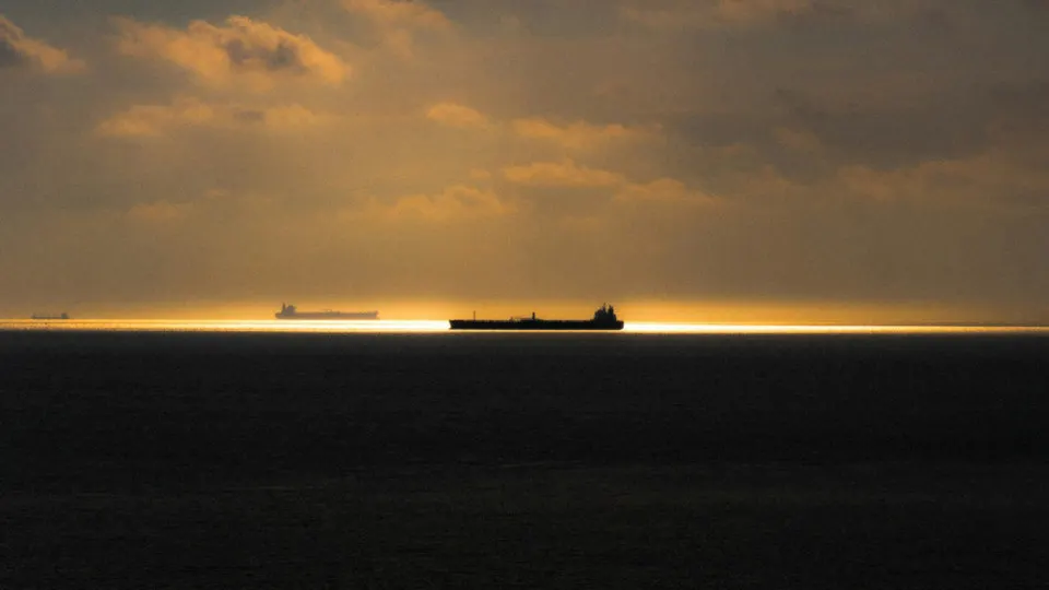 После ужесточения досмотров в Швеции и заявлений британских властей часть подсанкционных танкеров с российской нефтью стала избегать традиционных маршрутов в Балтийском море и Северной Атлантике, что ведет к удлинению переходов и росту затрат.