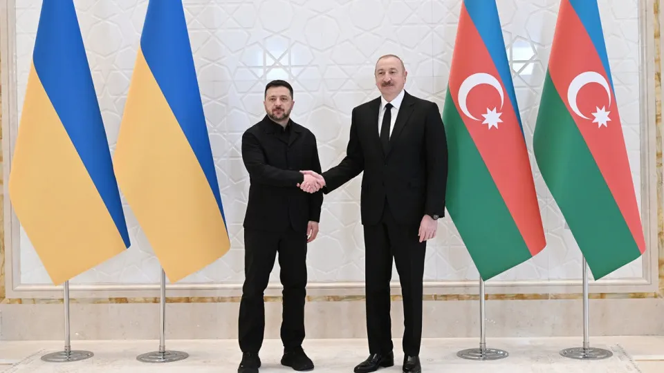 Президенты Украины и Азербайджана на встрече в Габале подтвердили взаимную поддержку территориальной целостности, договорились развивать военно‑техническое сотрудничество и обсудили возможность новых трехсторонних мирных переговоров с участием США и России.