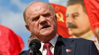 Лидер КПРФ Геннадий Зюганов на заседании Госдумы заявил, что ситуация в российской экономике «провалилась до дна» и без срочных мер страна может столкнуться с потрясениями, подобными событиям 1917 года. Поводом для его выступления стало нашумевшее видеообращение блогера Виктории Бони к президенту Владимиру Путину, в котором она перечислила острые проблемы и предупредила о нарастающем недовольстве в обществе.