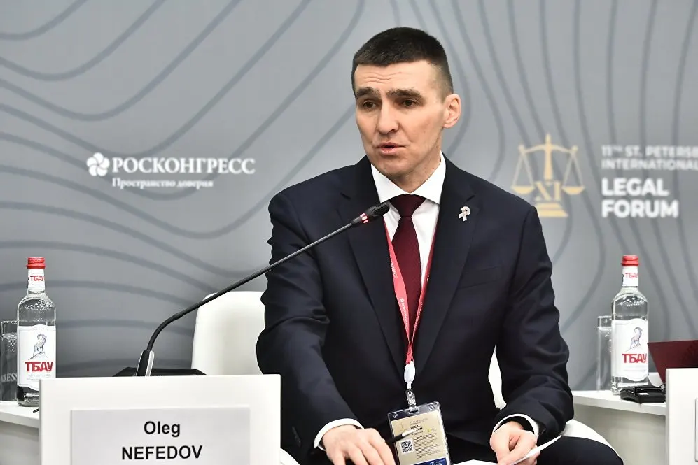 Высшая квалификационная коллегия судей 26 мая рассмотрит представление о рекомендации судьи Верховного Суда Олега Нефедова на пост заместителя председателя — руководителя коллегии по гражданским делам. Кандидатура вызывает споры из‑за ранее принятых им решений.