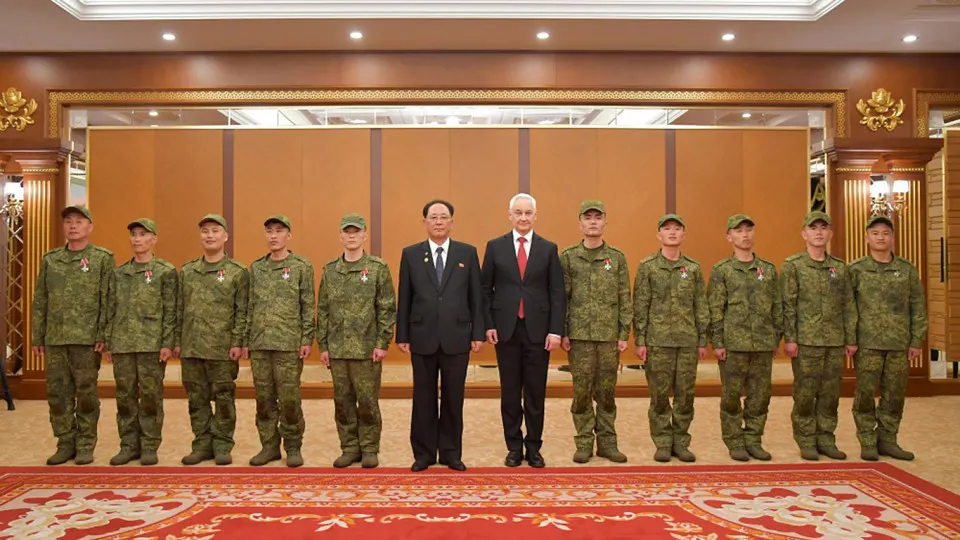 Фотографии в недавно открытом в Пхеньяне военном музее показывают вручение российских государственных наград северокорейским военнослужащим за участие в боях в Курской области. В России о церемонии официально не сообщали.