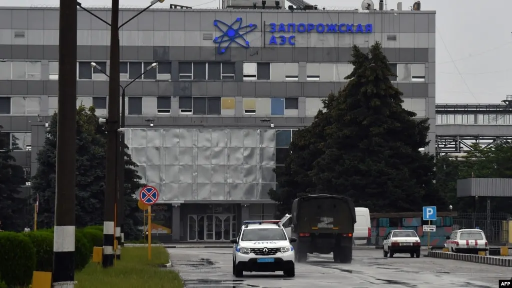 Эксперты Международного агентства по атомной энергии прибыли на ЗАЭС для проверки повреждений после удара по шестому энергоблоку; стороны обмениваются взаимными обвинениями.